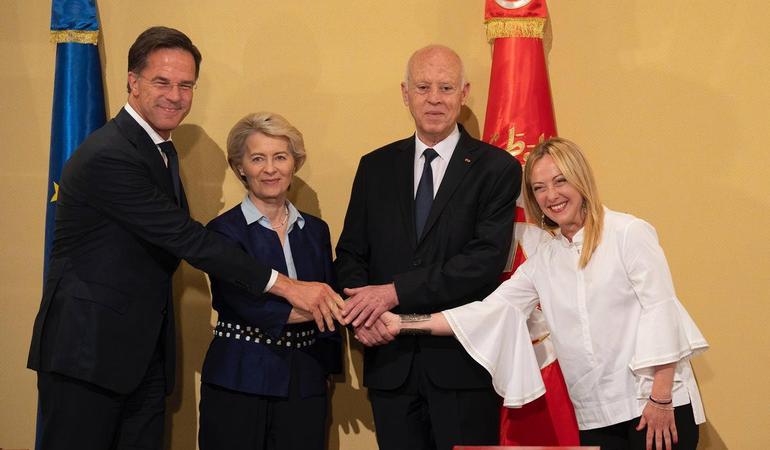 Tunisi, 16 luglio 2023. Da sinistra: il primo ministro dei Paesi Bassi Rutte, la presidente della Commissione europea Von der Leyen, il presidente tunisino Saied e la premier italiana Meloni durante la firma del memorandum Ue-Tunisia. Foto di Palazzo Chigi, licenza CC-BY-NC-SA 3.0 IT