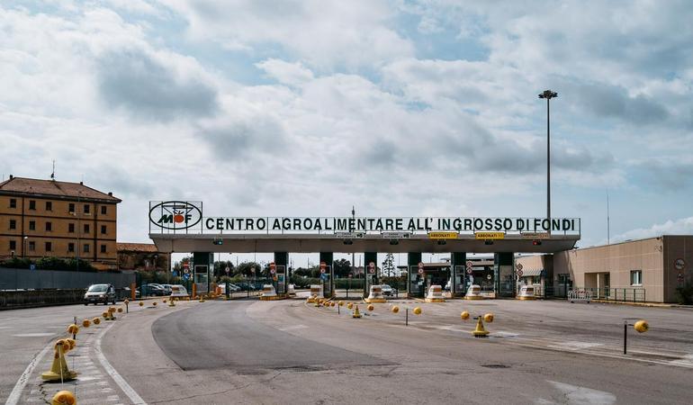 The main entrance of the Mof, the fruit and vegetable market of Fondi (Photo by Marco Panzarella)