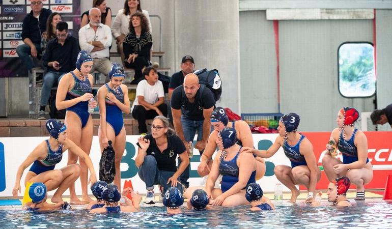 Martina Miceli, fra le poche allenatrici ai massimi livelli, a confronto con le giocatrici dell'Orizzonte Catania. Foto di D. Montano/deepbluemedia.eu per la Federazione italiana nuoto