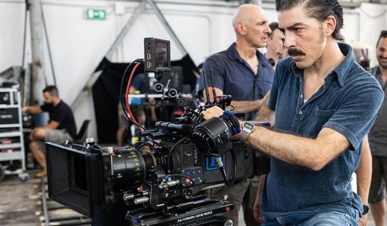 L'attore e regista Michele Riondino dietro la cinepresa durante le riprese del film "Palazzina Laf" (Foto di Maurizio Greco)