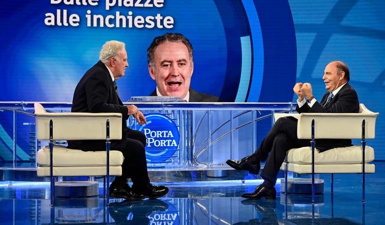 5 maggio 2021, Michele Santoro ospite di Bruno Vespa nello studio di "Porta a Porta" (Riccardo Antimiani/Ansa)