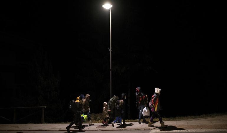 Claviere, 5 aprile 2021. Due famiglie afgane percorrono la strada che da Claviere porta ai sentieri che varcano il confine in direzione Monginevro