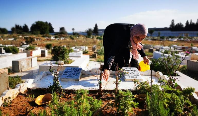 Novembre 2023, cimitero di Menzel Bourgiuba (Tunisia). Jalila Taamallah dinanzi alle tombe dei figli Hedi e Mahdi Khenissi. Foto di S. Di Meo 