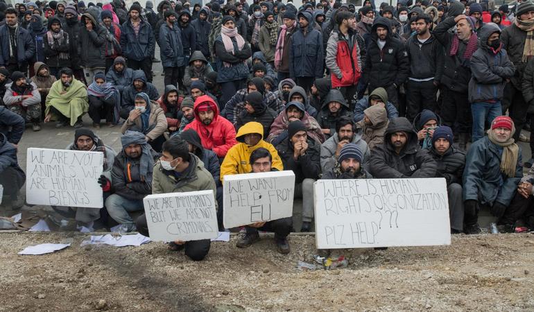 Migranti in protesta per denunciare le condizioni disumane in cui sono costretti a vivere dopo che il 23 dicembre 2020 un incendio ha distrutto il campo di Lipa. Credits: Valerio Muscella e Michele Lapini
