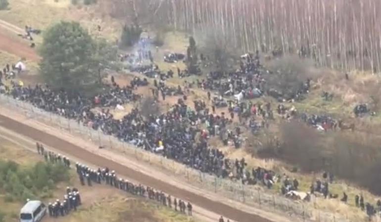 Un'immagine dei migranti arrivati al confine tra Polonia e Bielorussia 