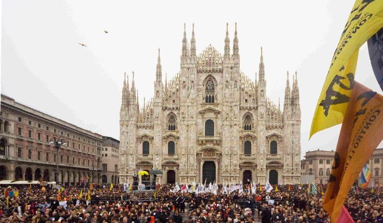 21 marzo 2010, folla in piazza Duomo 