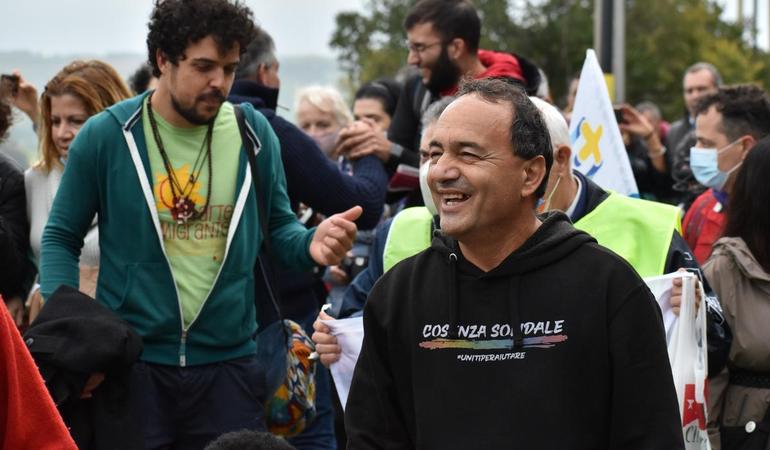 Mimmo Lucano a una manifestazione 