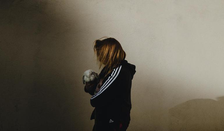 Nisida, Aprile 2021. Ritratto di una detenuta e del suo coniglio Toni. Foto: Yarin Trotta del Vecchio