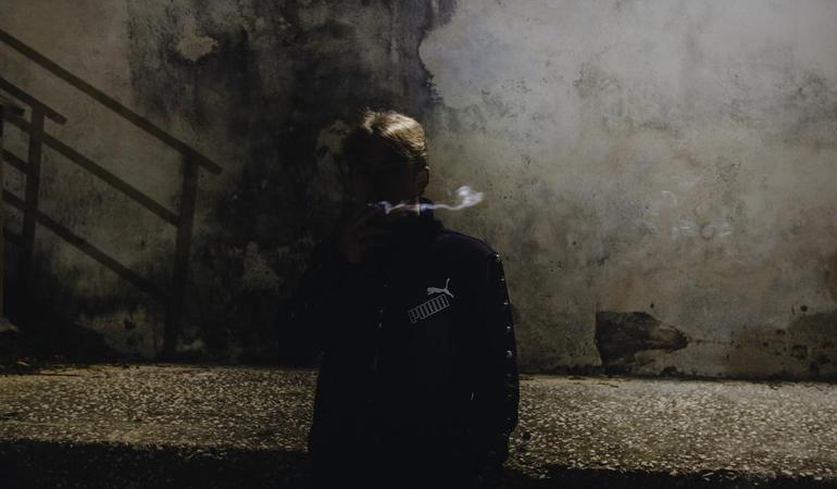 Nisida, febbraio 2021. Ritratto di un detenuto mentre fuma una sigaretta. Foto: Yarin Trotta del Vecchio