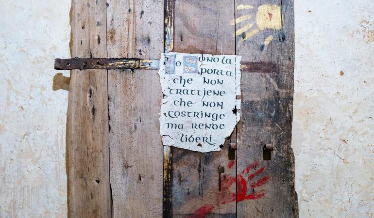 Particolare di un portone al monastero San Magno di Fondi