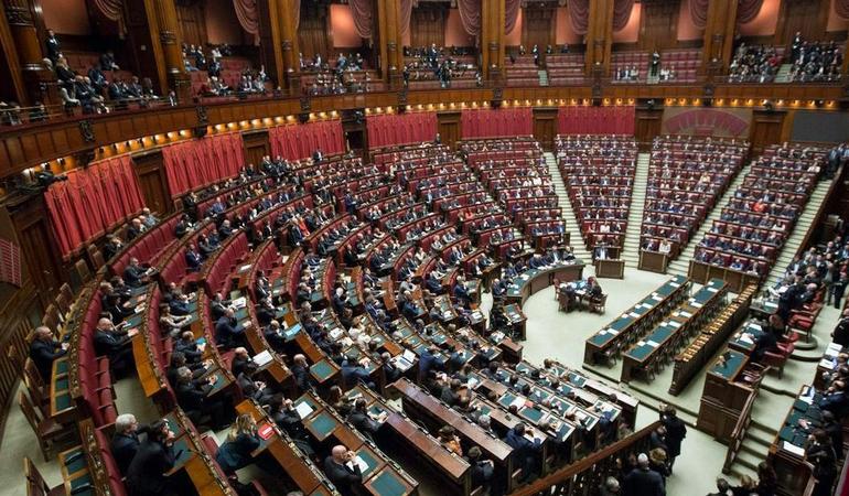 Roma, 2018. La Camera dei Deputati a Palazzo Montecitorio. Foto di <a href="https://unsplash.com/it/@marcooriolesi?utm_content=creditCopyText&utm_medium=referral&utm_source=unsplash">Marco Oriolesi</a> su <a href="https://unsplash.com/it/foto/vista-a-volo-duccello-di-sedersi-su-una-panchina-durante-la-discussione-wqLGlhjr6Og?utm_content=creditCopyText&utm_medium=referral&utm_source=unsplash">Unsplash</a>