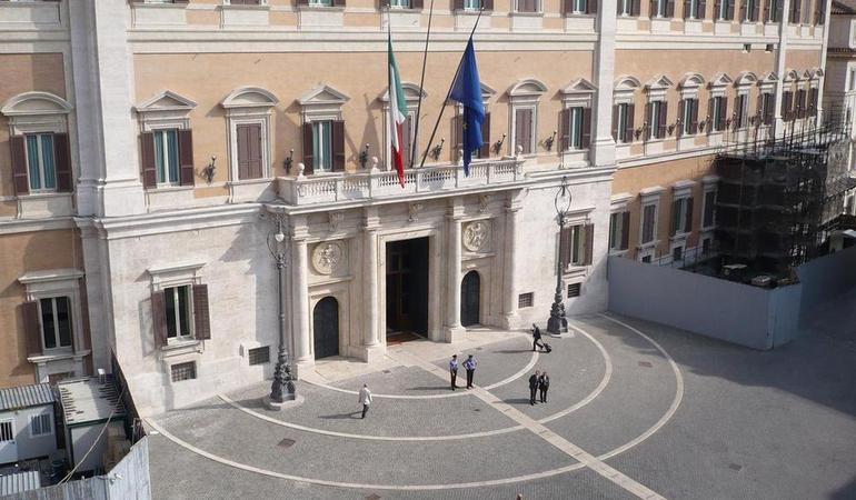 Roma, l'ingresso di Palazzo Montecitorio, sede della Camera dei deputati (Foto di Simone Ramella da Flickr, CC BY 2.0)