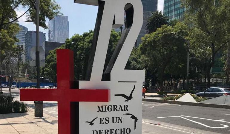 Il monumento per i diritti dei migranti installato di fronte all'ambasciata statunitense a Città del Messico