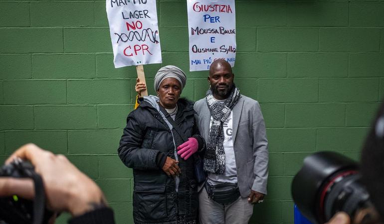 Torino, 12 febbraio 2025. La madre e il fratello di Moussa Balde nel giorno dell'avvio del processo per la morte del 23enne guineano nel cpr di Torino (foto di Paolo Valenti)
