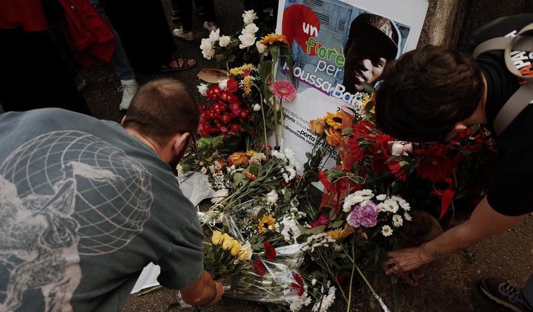 Torino, 23 maggio 2025. Fiori lasciati fuori dal cpr di Corso Brunelleschi in memoria di Moussa Balde. Foto di Paolo Valenti