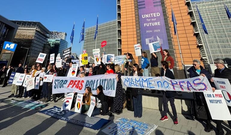 Bruxelles, 5 marzo 2026. Cittadini e cittadine delle comunità maggiormente esposte ai pfas in Europa manifestano di fronte al palazzo della Commissione europea dopo il terzo incontro negato. Foto dell'European environmental bureau