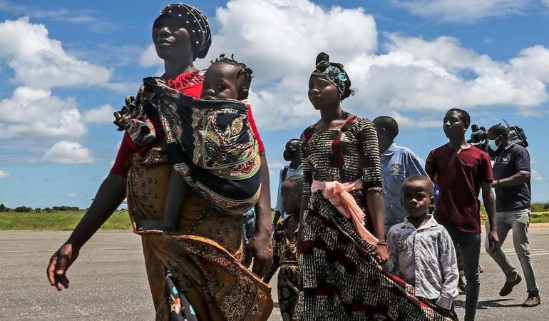 Pemba, aprile 2021. Sfollati dal villaggio di Palma in arrivo all'aeroporto di Pemba, dopo gli attacchi dei gruppi armati non governativi (J. Relvas/Ansa) 