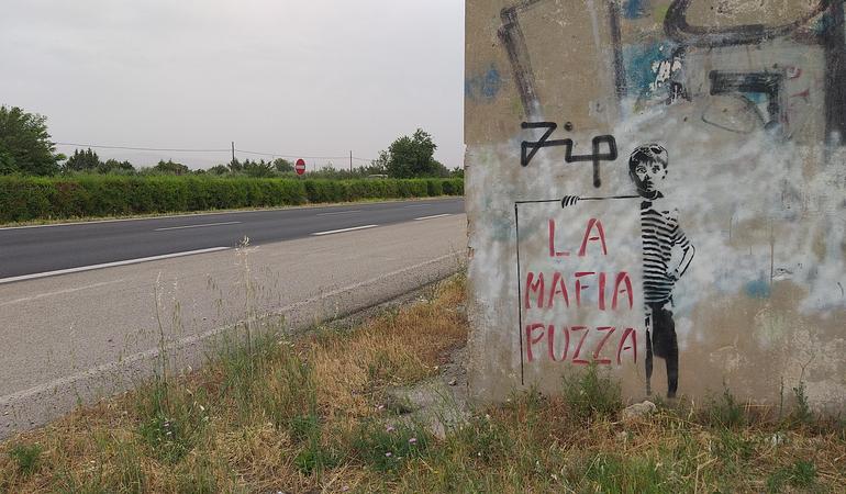 Murales sulla strada che collega Foggia al Gargano. Credits: lavialibera 