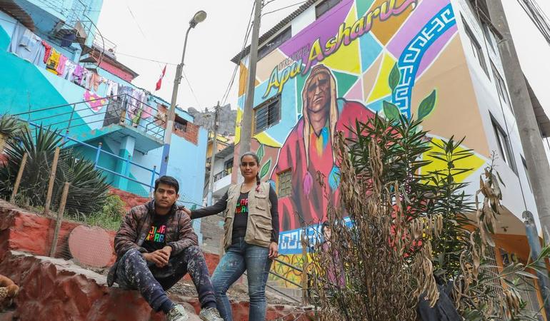 Daniel Manrique e Carla Magan, fondatori di Color Energia, associazione che crea murales a San Cristobal, quartiere di Lima, per rivalorizzare la comunità (Foto Agencia Andina)