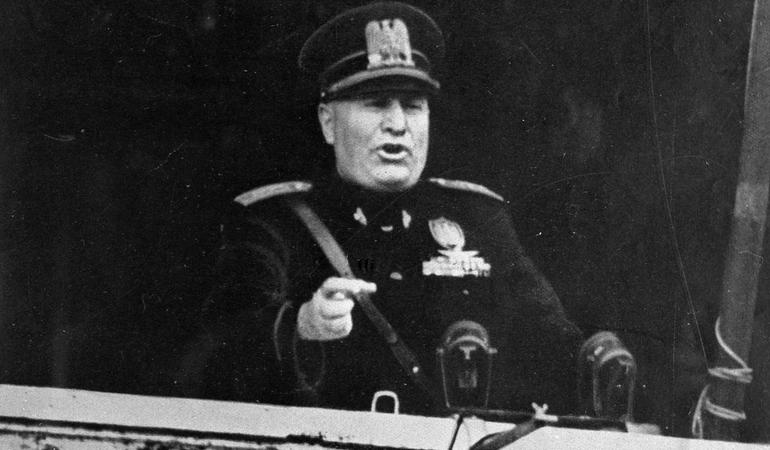 Roma, 10 giugno 1940. Benito Mussolini dichiara guerra a Francia e Gran Bretagna al fianco della Germania nazista (Wikimedia)