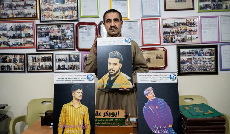 Ranya (Iraq), 26 novembre 2022. Mustafa Mina Nabi mostra la foto del figlio Zanyar, 20 anni, morto nel naufragio nel canale della Manica il 24 novembre 2021 (Foto Andrés Mourenza)