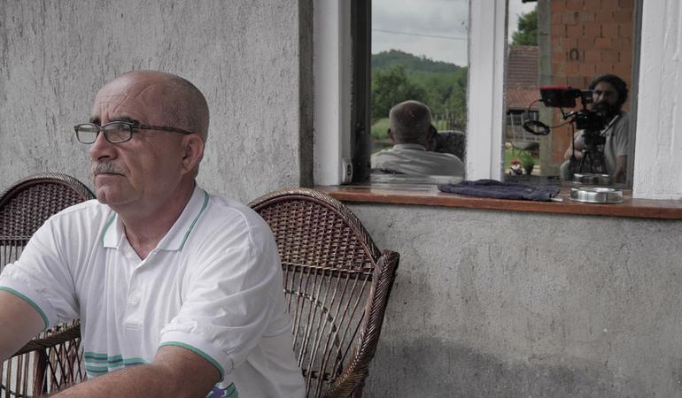 Il regista Ado Hasanovic intervista il padre. Fotogramma dal documentario "I diari di mio padre"