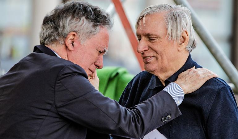 Milano, 21 marzo 2023. Nando dalla Chiesa e don Luigi Ciotti sul palco di piazza Duomo in occasione della giornata di memoria e impegno per le vittime innocenti delle mafie
