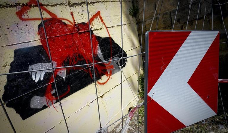 Napoli, 9 maggio 2016. Imbrattato lo stencil sul muro del parco di Capodimonte, ispirato alla storica foto divenuta simbolo dell'Antimafia di Giovanni Falcone e Paolo Borsellino (Ciro Fusco/Ansa)