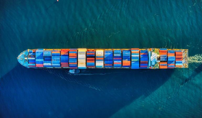 Una nave carica di container (Venti Views/Unsplash)
