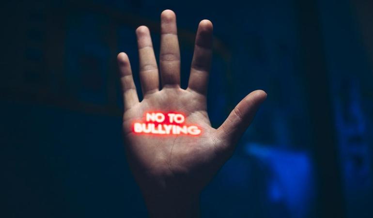 Foto di <a href="https://unsplash.com/it/@roadahead_2223?utm_content=creditCopyText&utm_medium=referral&utm_source=unsplash">Road Ahead</a> su <a href="https://unsplash.com/it/foto/una-mano-con-la-parola-no-al-bullismo-scritta-su-di-essa-7VU03rUbfw0?utm_content=creditCopyText&utm_medium=referral&utm_source=unsplash">Unsplash</a> 