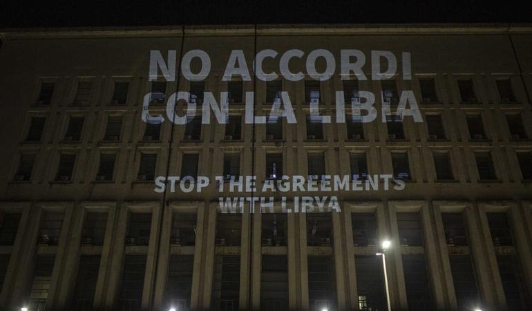 La scritta "No accordi con la Libia" proiettata sulla facciata della Farnesina. Credits: Sea-Watch/Valerio Muscella 