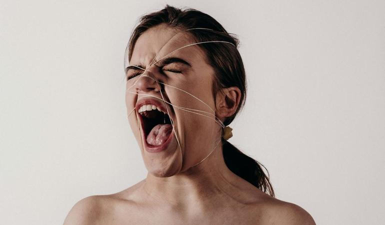 Foto di <a href="https://unsplash.com/it/@noahbuscher?utm_content=creditCopyText&utm_medium=referral&utm_source=unsplash">Noah Buscher</a> su <a href="https://unsplash.com/it/foto/fotografia-del-viso-della-donna-txHP_Xkwjeo?utm_content=creditCopyText&utm_medium=referral&utm_source=unsplash">Unsplash</a> 