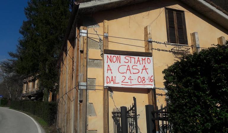 Lo striscione appeso da Carlo Cappelli ad Arquata del Tronto (da Facebook)