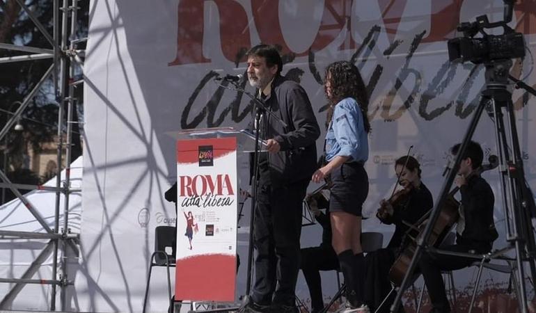 Nuccio Iovene legge i nomi al 21 marzo 2024 a Roma. Foto: facebook/Nuccio Iovene