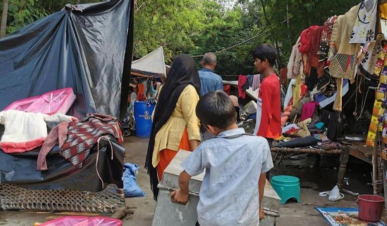 Sono centinaia le persone che vivono sul ciglio della strada dopo l'esondazione del fiume Yamuna, Nuova Delhi