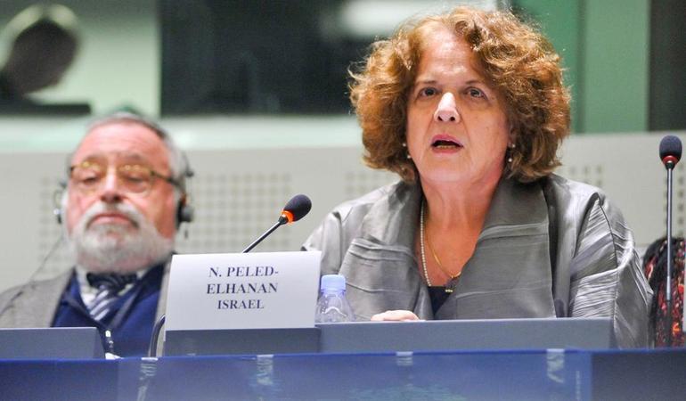 Strasburgo, 20 novembre 2013. Nurit Peled-Elhanan interviene durante un dibattito sui diritti dei bambini in zone di guerra al Parlamento europeo (foto Unione Europea)