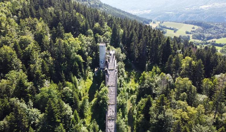 Grenoble, il trampolino di salto con gli sci realizzato per le Olimpiadi del 1968, oggi abbandonato. Fotogramma dal canale YouTube "Drone Mountain"