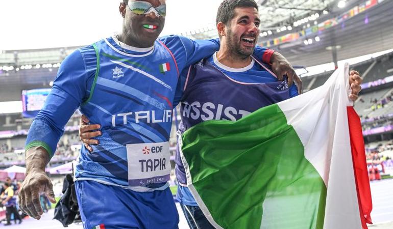 Parigi, 5 settembre 2024. Da sinistra, Oney Tapia e Francesco La Versa dopo l'oro nel lancio del disco. Foto di Eva Pavia Gomez/Comitato italiano paralimpico