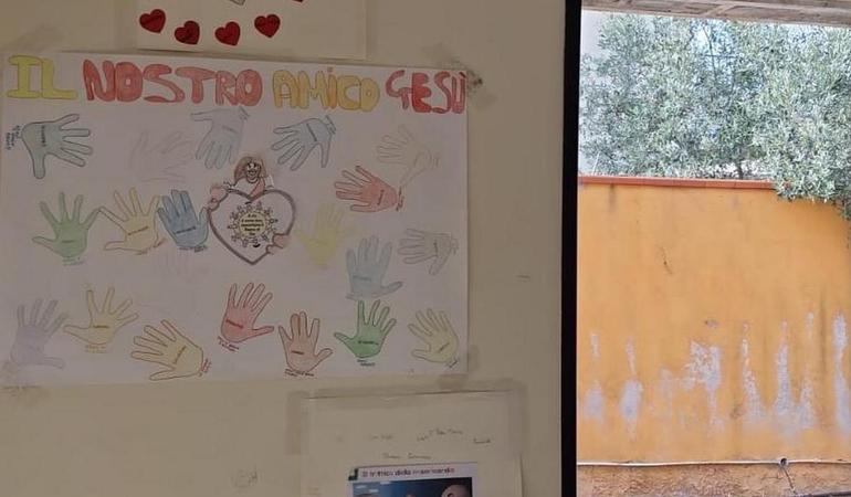 L'interno dell'oratorio di Gioiosa Ionica dopo il furto. Sulla destra si nota una finestra senza uno degli infissi rubati dai ladri