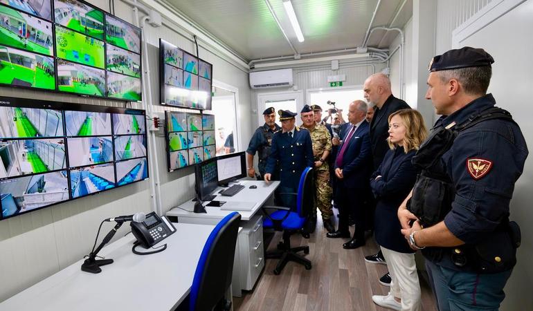 Shengjin, Albania. La Presidente del Consiglio Giorgia Meloni con il Primo Ministro della Repubblica di Albania Edi Rama, in visita gli allestimenti presso il Porto di Shengjin. Con il nuovo decreto,il Governo punta a blindare il "modello Albania". Foto: Consiglio dei Ministri