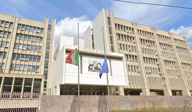 Il Palazzo di giustizia di Lecce, con la celebre fotografia di Tony Gentile raffigurante Giovanni Falcone e Paolo Borsellino (da Google Street View)