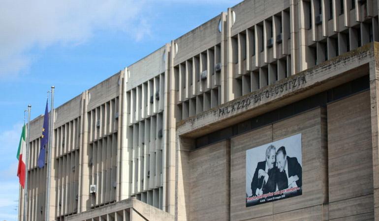 La celebre fotografia dei giudici Giovanni Falcone e Paolo Borsellino, realizzata da Tony Gentile, sulla facciata del tribunale di Lecce. Foto ministero della Giustizia