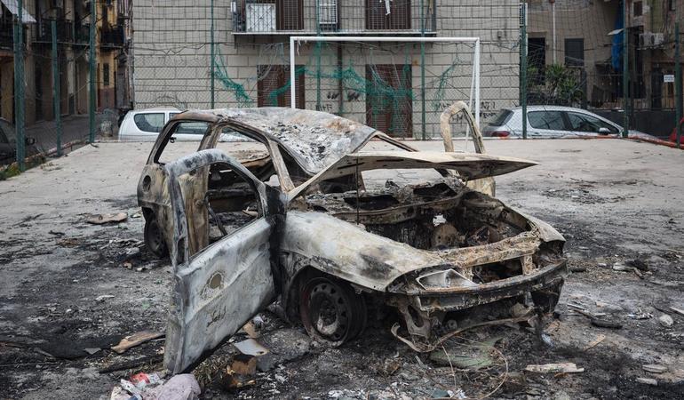 Palermo, quartiere Borgo Vecchio. Un'auto incendiata all'interno di un campo da calcetto, reso inagibile dal rogo. Foto di M. Panzarella
