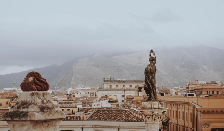 Una veduta sui tetti di Palermo (David Salamanca/Unsplash)