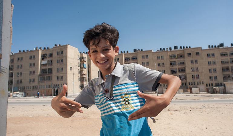 Un ragazzino nel quartiere di Al-Nada, a poche centinaia di metri dal muro che divide Gaza da Israele