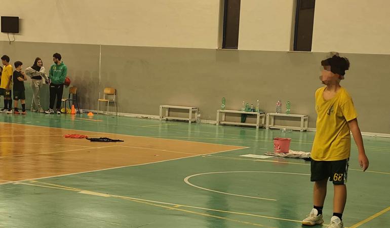 Caivano riqualificata con lo sport, ma piove dentro l'unica palestra regolamentare per basket e volley