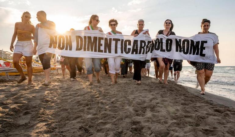 Riccione, 11 luglio 2026. Paola Caridi, terza da destra, partecipa al corteo che porta il sudario con i nomi dei bambini uccisi a Gaza. Foto di I. Balena