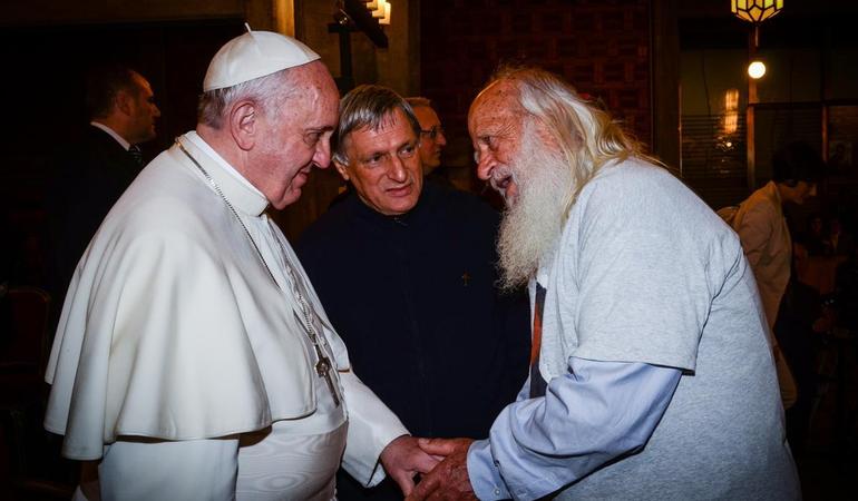 Papa Francesco con Luigi Ciotti incontra Vincenzo Agostino, padre di una vittima innocente di mafia. Foto di T. Raffetti