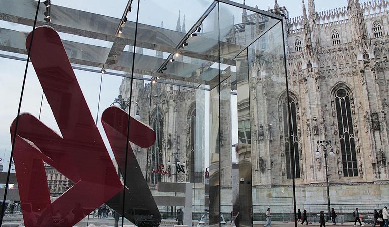 Uno scorcio del duomo di Milano. In primo piano, l'orologio con il countdown per i Giochi olimpici. Foto: N. Sclippa