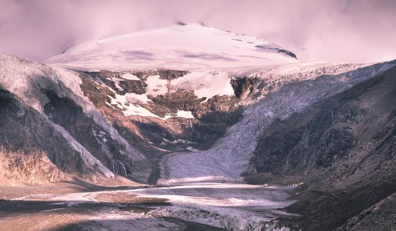 Il ghiacciaio della Pasterze, in Tirolo, Austria, si sta rimpicciolendo. La lunghezza cala ogni anno di circa 50 m e il suo volume è diminuito della metà rispetto alle prime misurazioni nel 1851 (Karsten Würth/Unsplash)